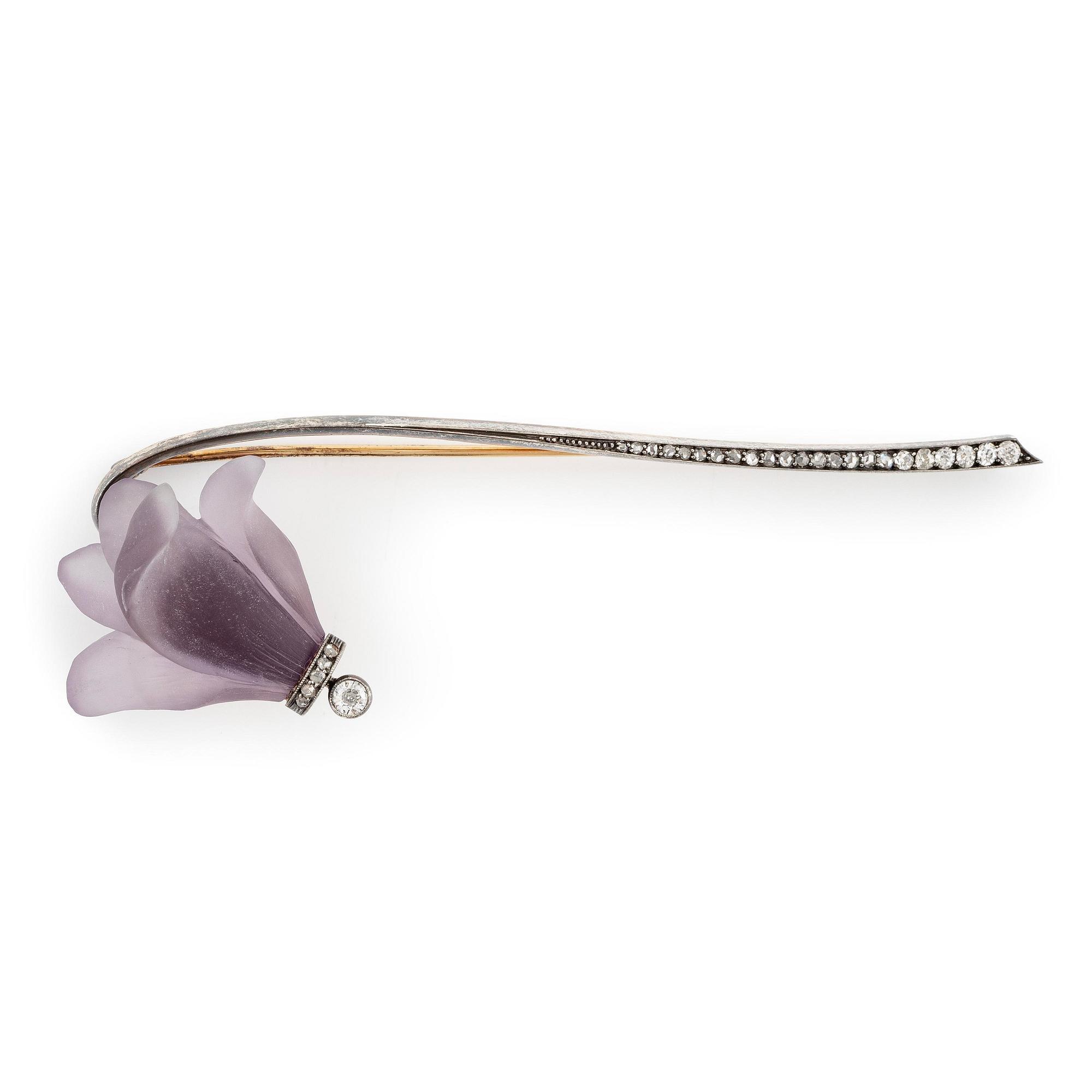 A brooch in silver and 14K gold with an amethyst flower.