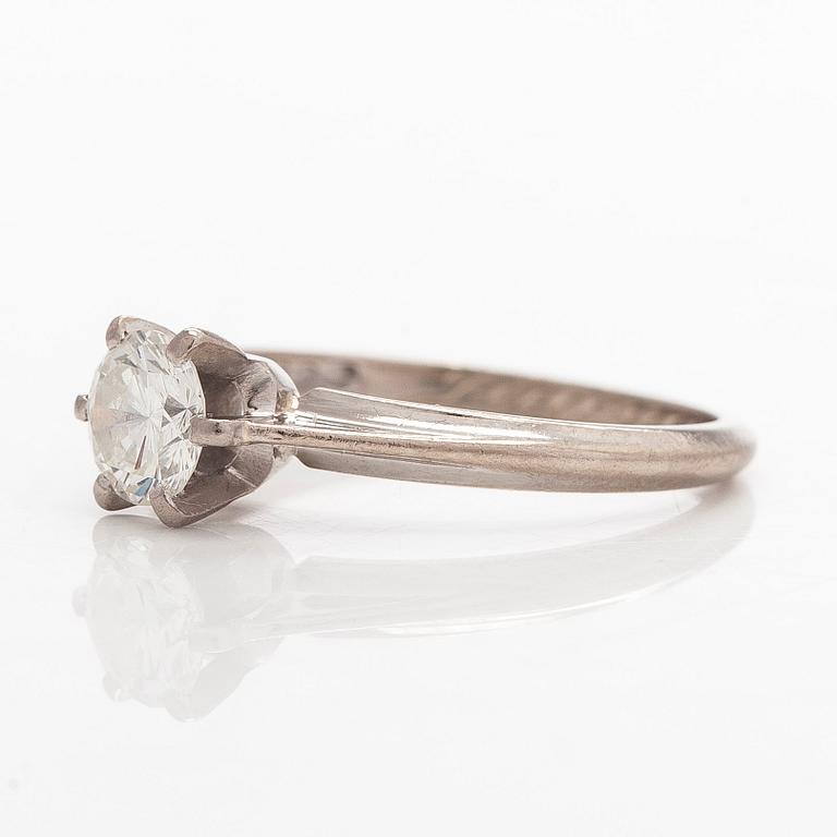 Ring, 18K vitguld med en briljantslipad diamant circa 0,62 ct, Kultakeskus 1988.