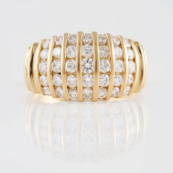 RING, 18K guld med briljantslipade diamanter ca 2.00 ct. Vikt 6,7 gram.