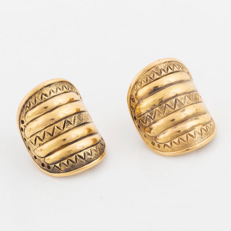 En ring och ett par örhängen 18K guld.