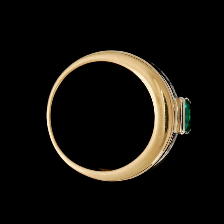 RING,  trappslipad smaragd ca 0.80 ct samt baguette slipade diamanter totalt ca 0.80 ct.