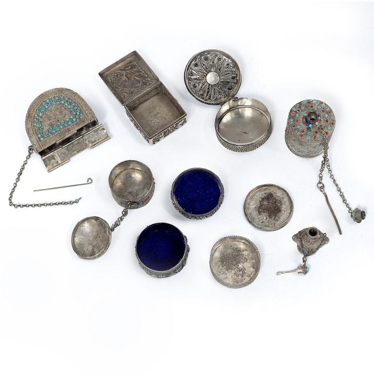 Dosor, åtta stycken, silver och stenar. Sydostasien, 1900-tal.
