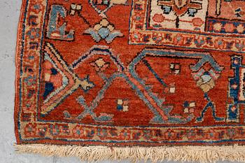 Matto, antique Heriz, ca 334 x 271-276 cm ( ca 1-4 cm flat weave at the ends).