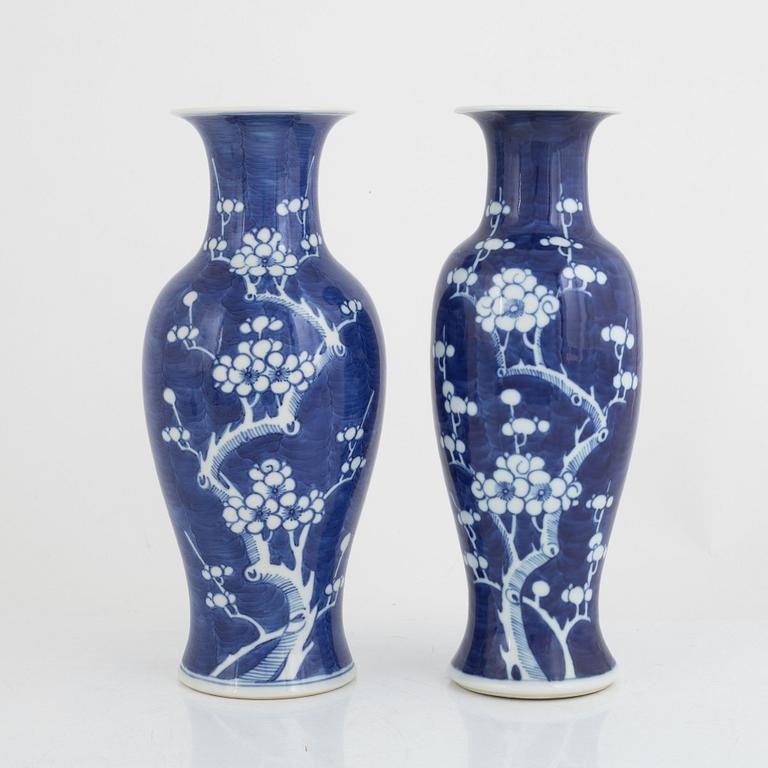 Two similar Chinese blue and white porcelain vases, late Qing dynasty/20th century.