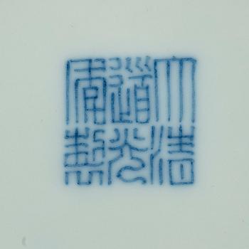 SKÅLFAT, tre stycken, porslin, Qing dynastin 1800-tal med Daoguangs sigillmärke i underglasyr blått.