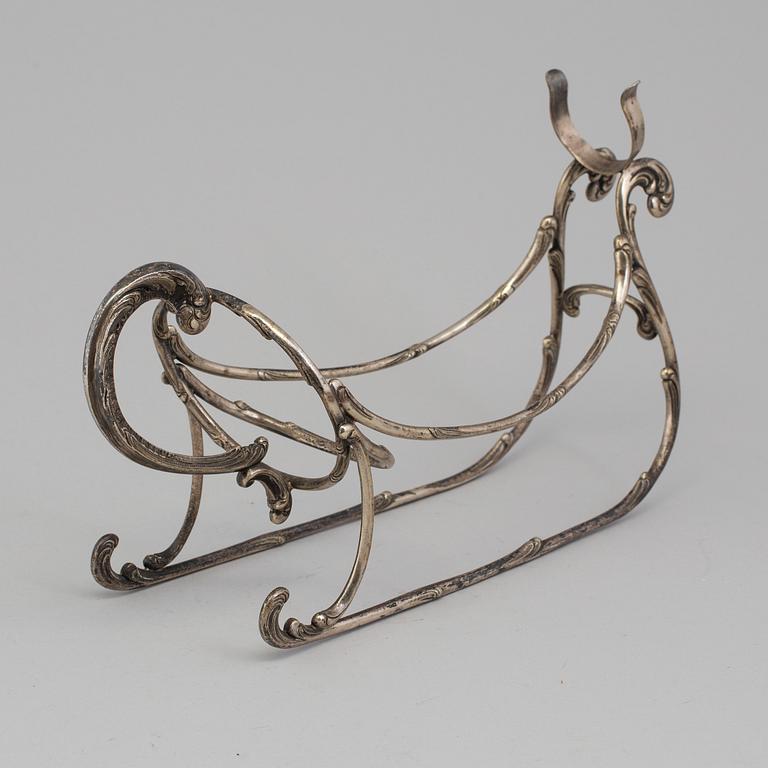 A PLATE BOTTLE STAND, 19th century.