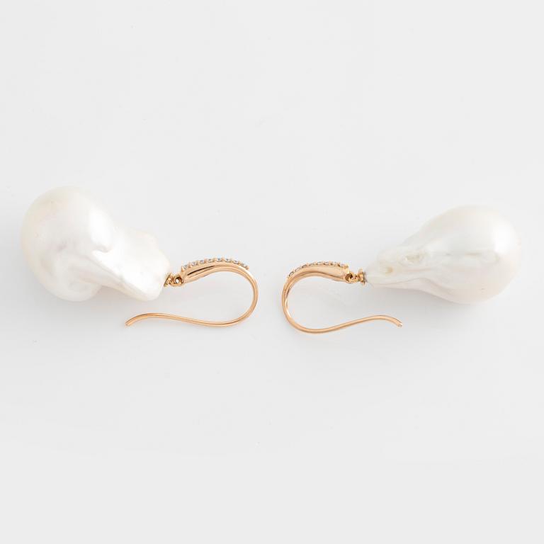 Earrings with cultured baroque freshwater pearls and brilliant-cut diamonds.
