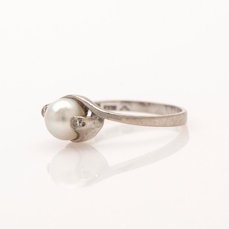 Ring, 18K vitguld, med pärla och briljanter.