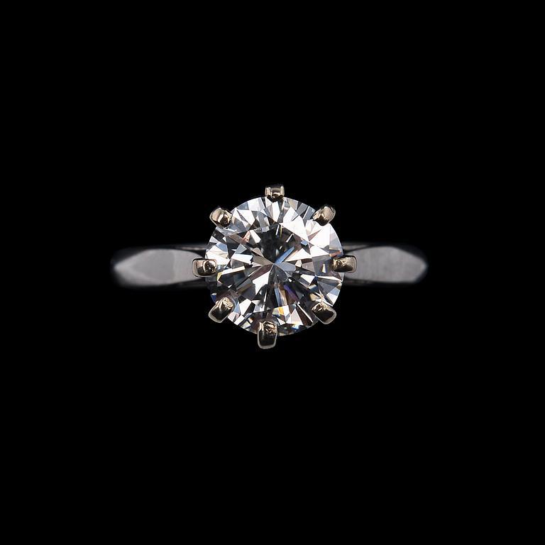 A RING,  a brilliant cut diamond 2,00 ct. River/vvs1 Certificates; Kultakeskus and Monickendam Diamond and SJL.