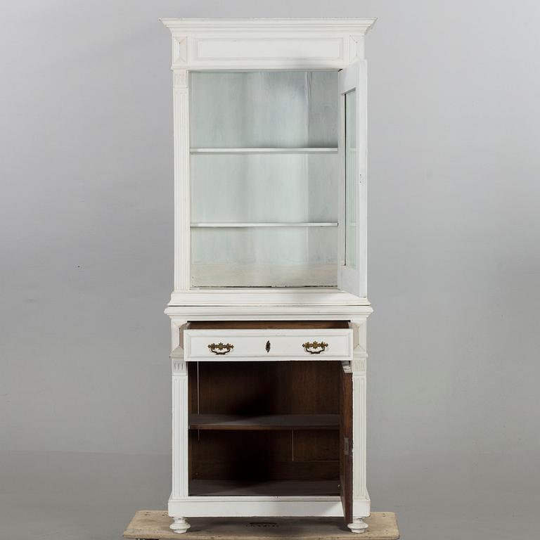 A CUPBOARD EARLY 20TH CENTURY,