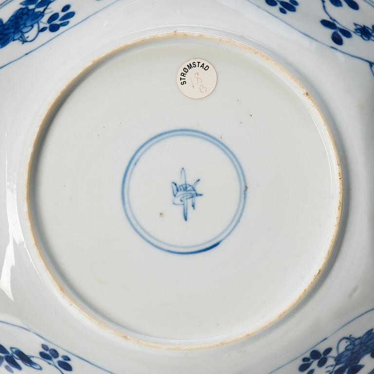 A pair of blue and white plates, Qing dynasty, Kangxi (1662-1722).