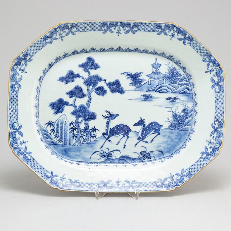 A blue and white export porcelain serving dish, Qing dynasty, Qianlong (1736-95).