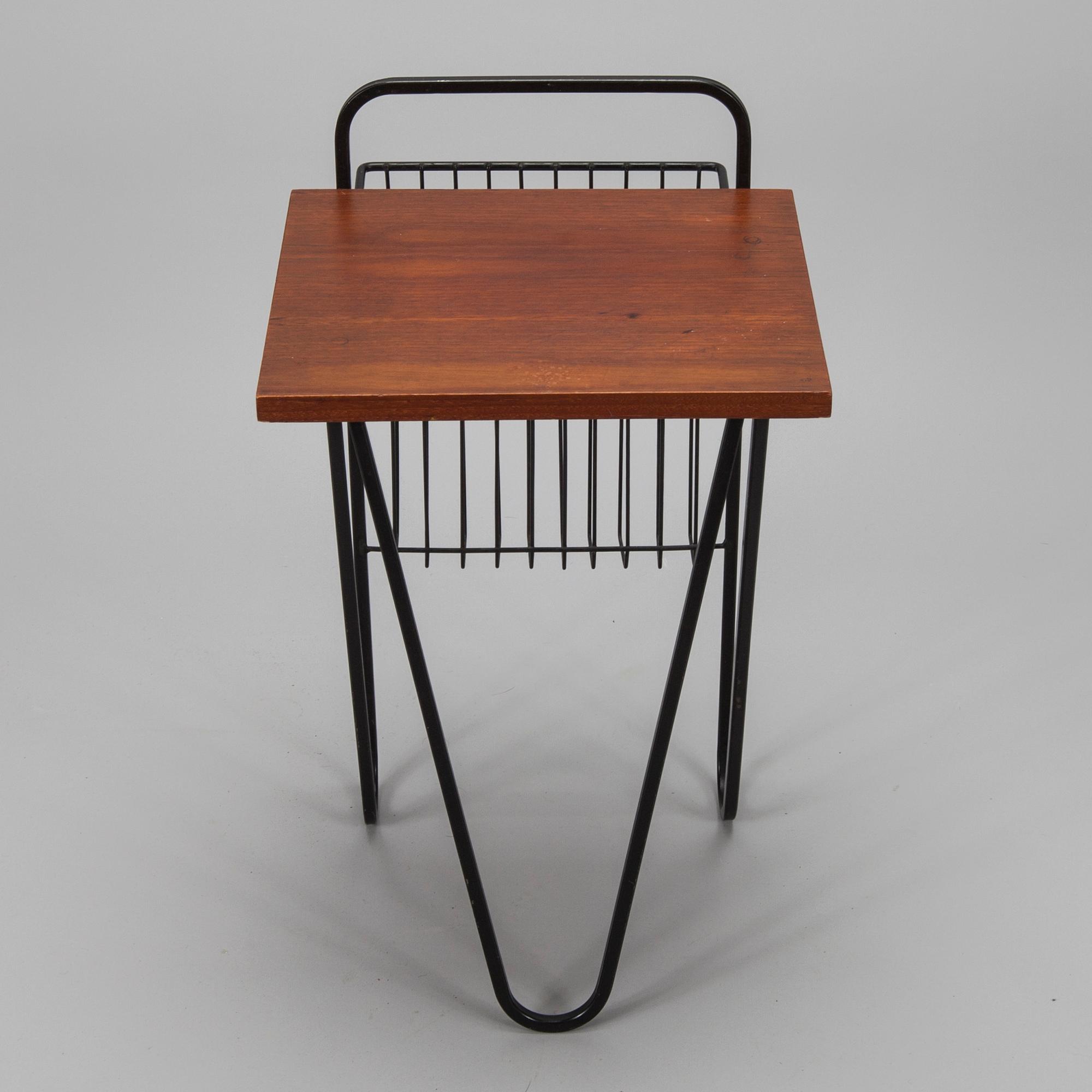 TIDNINGS- / SIDOBORD, 1900-talets mitt.