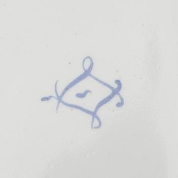 SKRIN, 2 st. Porslin. Troligen Sevres. 1900-talets första hälft.