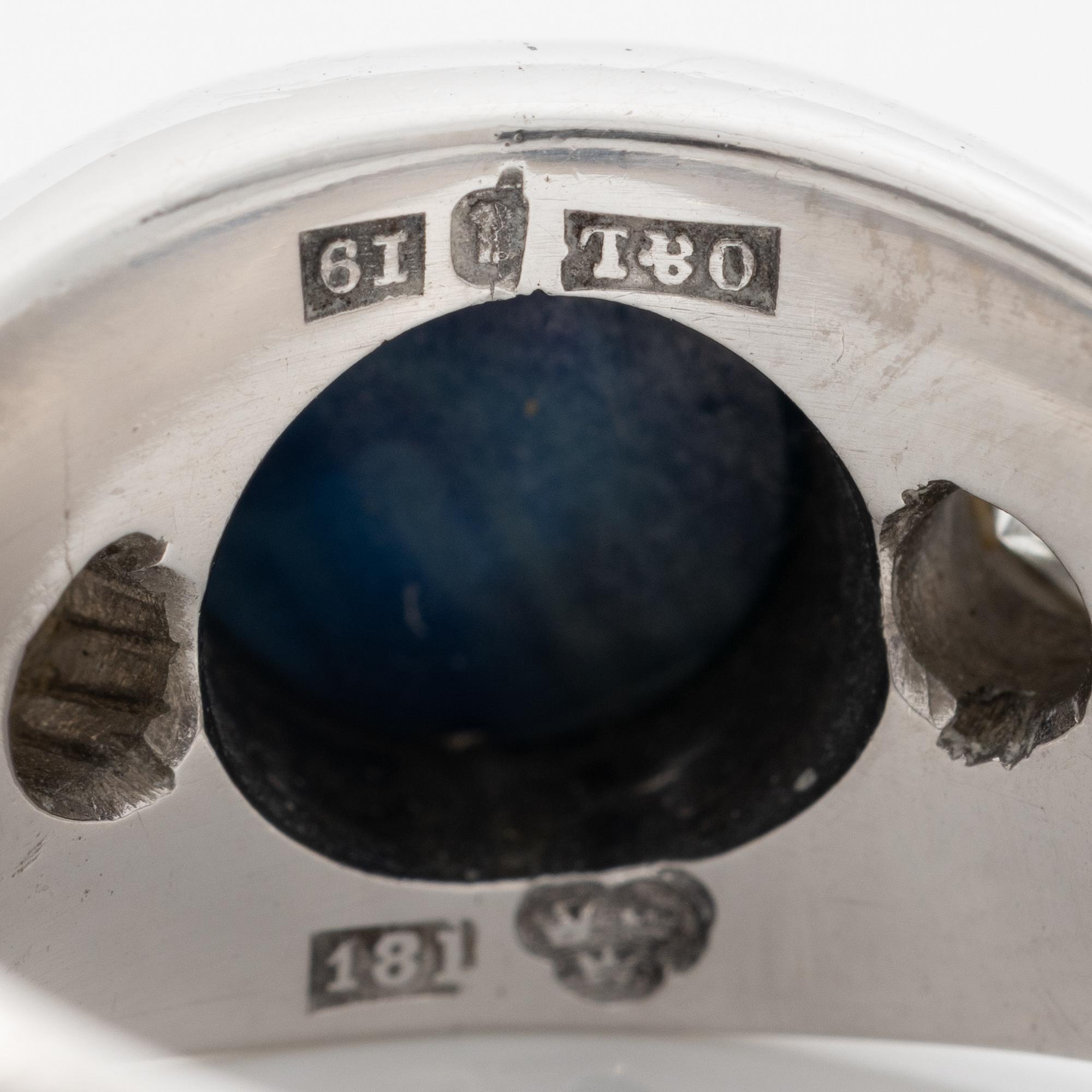 Ring, 18K white gold, set with brilliant-cut diamonds and a cabochon-cut sapphire.