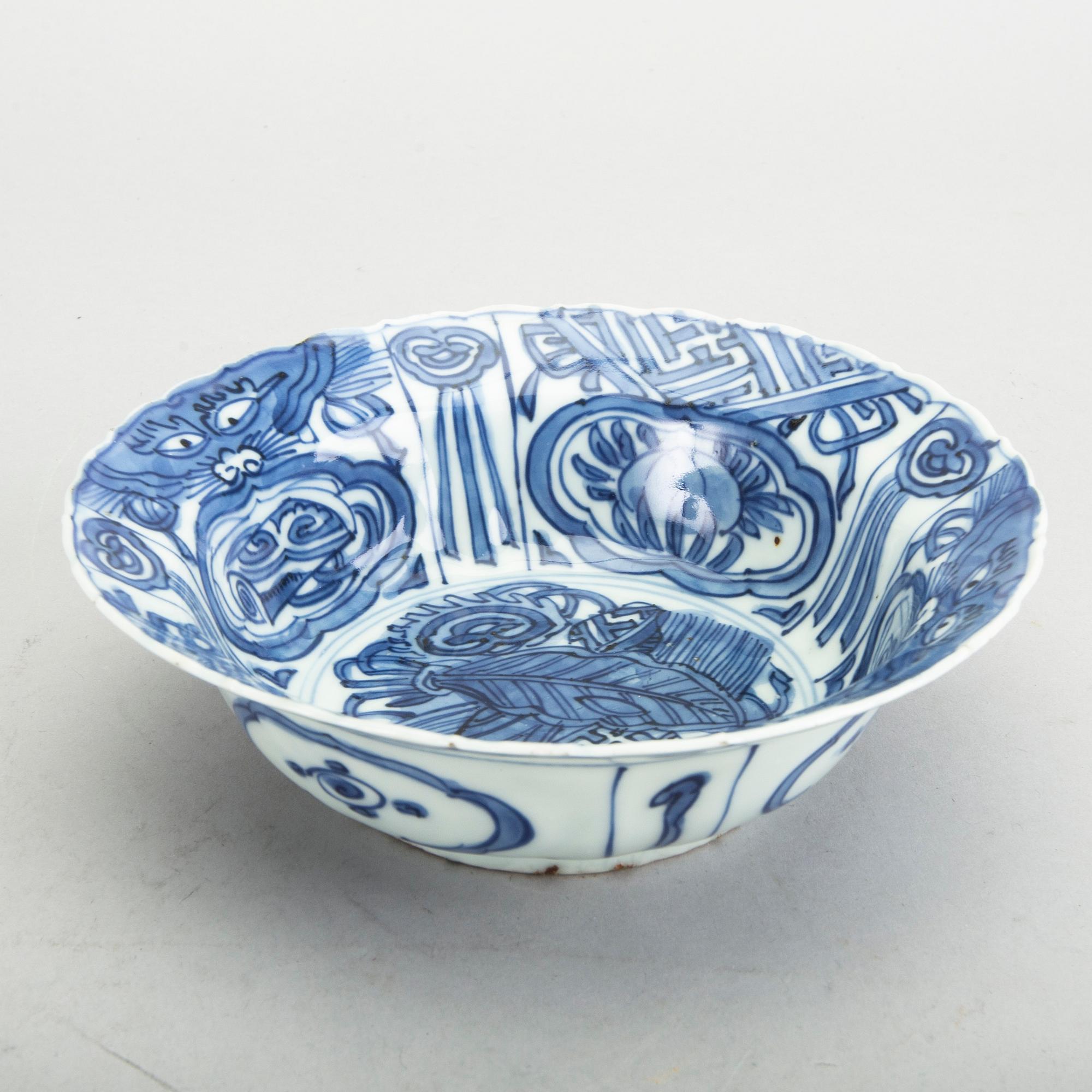A Chinese kraak porcelain Ming dynasty Wanli bowl.