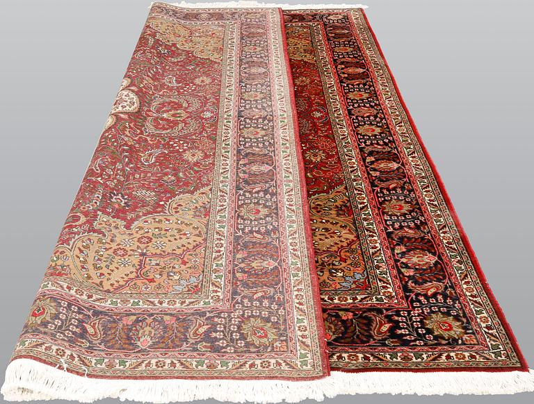 A part silk Tabriz carpet, sk 40 radj, ca 300 x 203 cm.