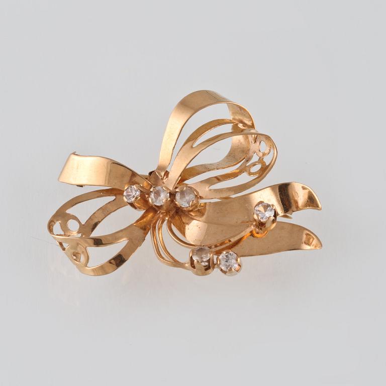 BROSCH, 18K guld med 6 fasettslipade bergkristaller, Juvelfabriken, Stockholm, 1952. Vikt 4,5 gram.
