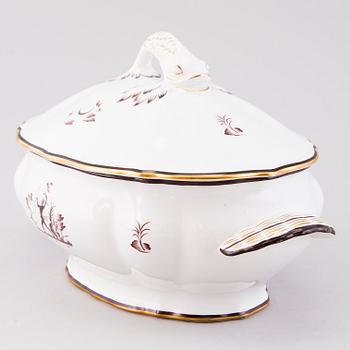 A 16-pcs set of 1930s-1940s 'Diana' tableware from Arabia, Finland.