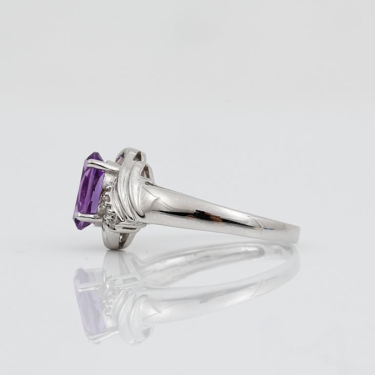 RING, 14K vitguld med ametist ca 1,24 ct och diamanter tot ca 0.01 ct. Vikt 2,84 g.