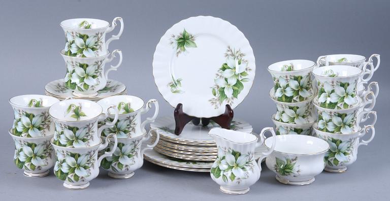 KAFFESERVIS, ca 29 delar, benporslin, "Trillium", Royal Albert, England, 1900-tal.