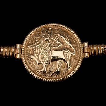 ARMBAND, guld 18K, "Sollejonet" Kalevala Koru, 1998. Vikt 16,2 g.