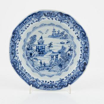Servisdelar, porslin, 43 st, Kina, Qingdynastin, mestadels Qianlong (1735-95).