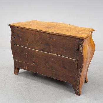 An elm and elm root veneered Rococo chest of drawers, 18th Century.