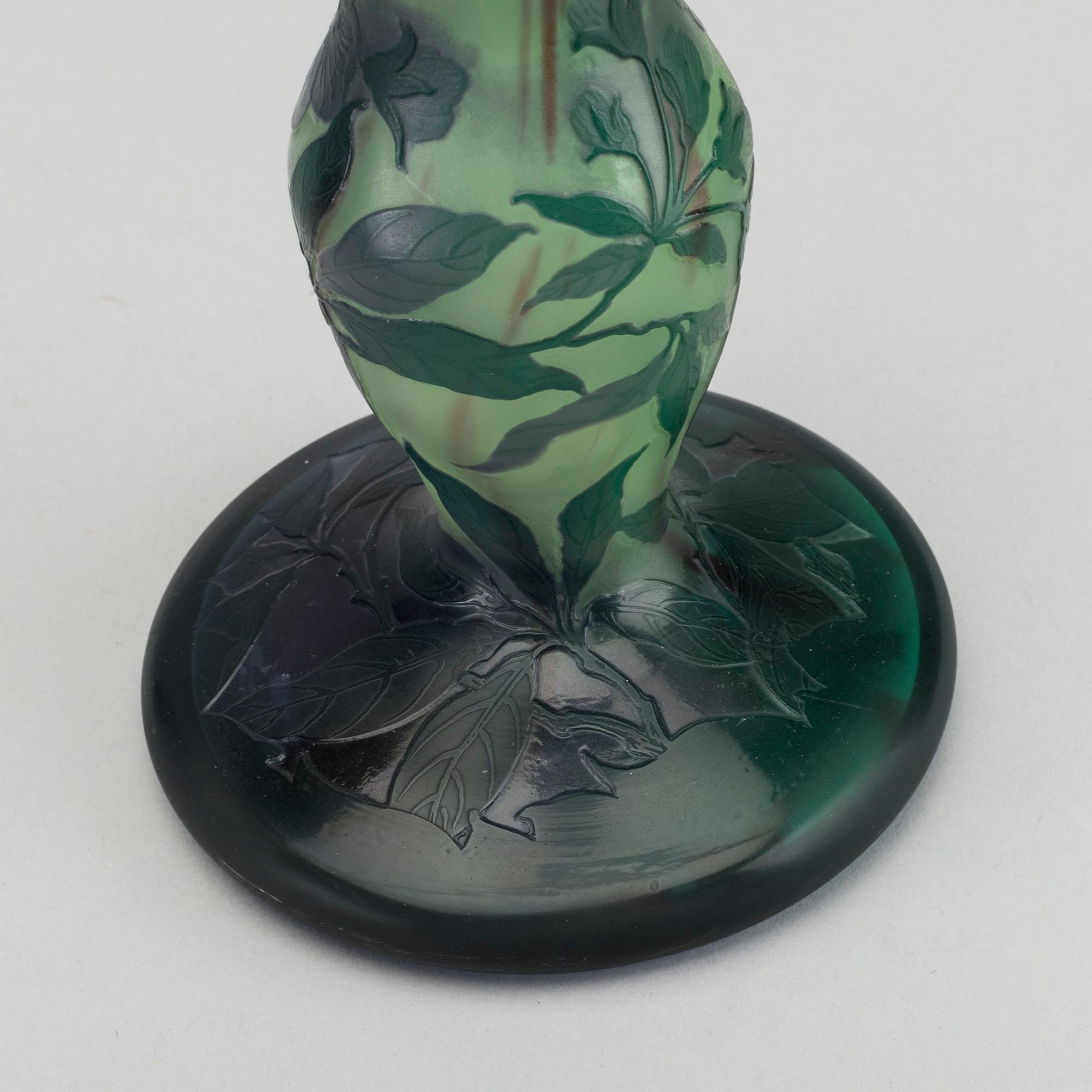 LA LICORNE, a cameo signed glass vase.