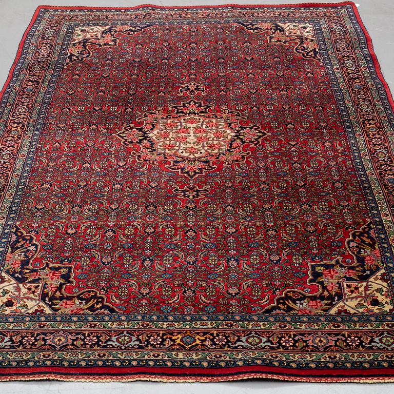 A RUG, an old Bidjar, ca 226 x 144,5-150,5 cm (as well as 1 cm flat weave at the ends).