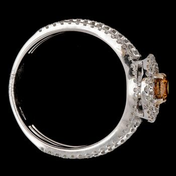 A fancy orangy-brown, 0.44 cts, and brilliant cut diamond ring, tot. 1.26 cts.