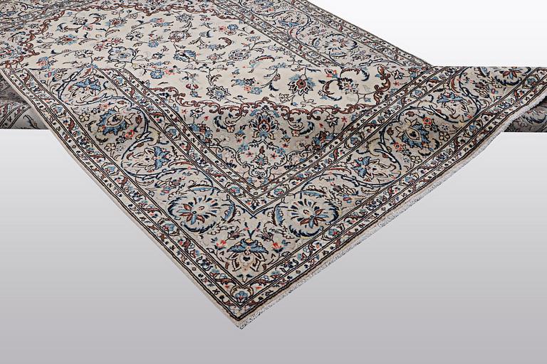 A carpet, Kashan, ca 293 x 196 cm.
