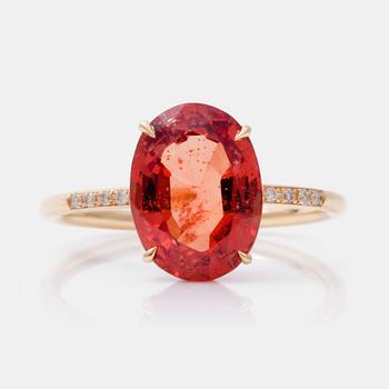 572. A 3.29 cts unheated orange spinel and brilliant-cut diamond ring. Certificate from GCS London.