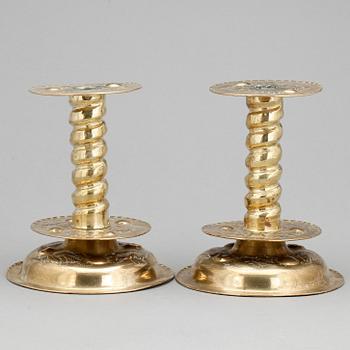 LJUSSTAKAR, ett par, mässing, barockstil, tidigt 1900-tal.