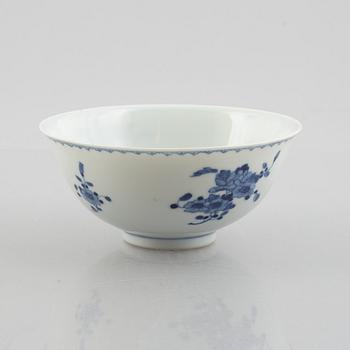 A group of three Chinese blue and white porcelain bowls, late Qing dynasty / early 20th century.