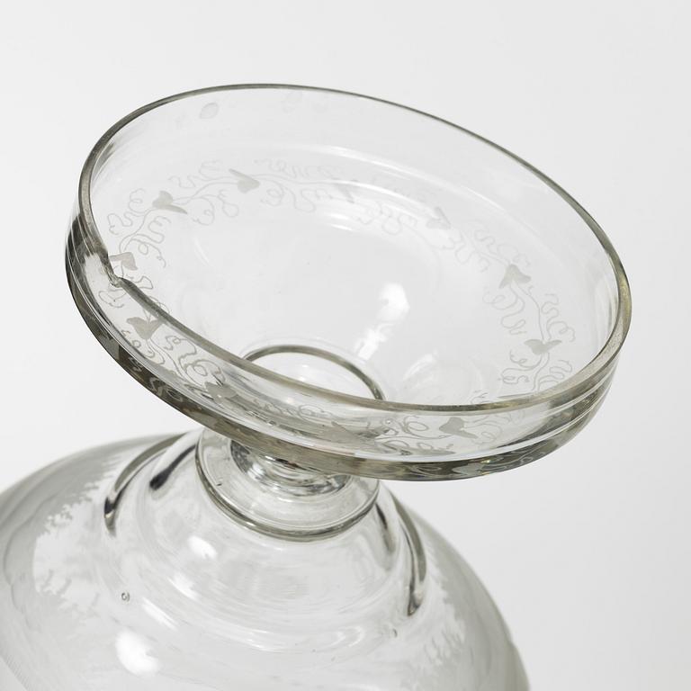 A lidded cup with four glasses, 20th century.