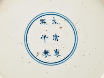 SKÅLFAT, ett par, porslin. Qing dynastin, med Kangxis sex karaktärers märke och period (1662-1722).