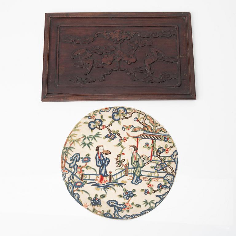 Broderi samt panel, hardwood. Qingdynastin, 1800-tal.