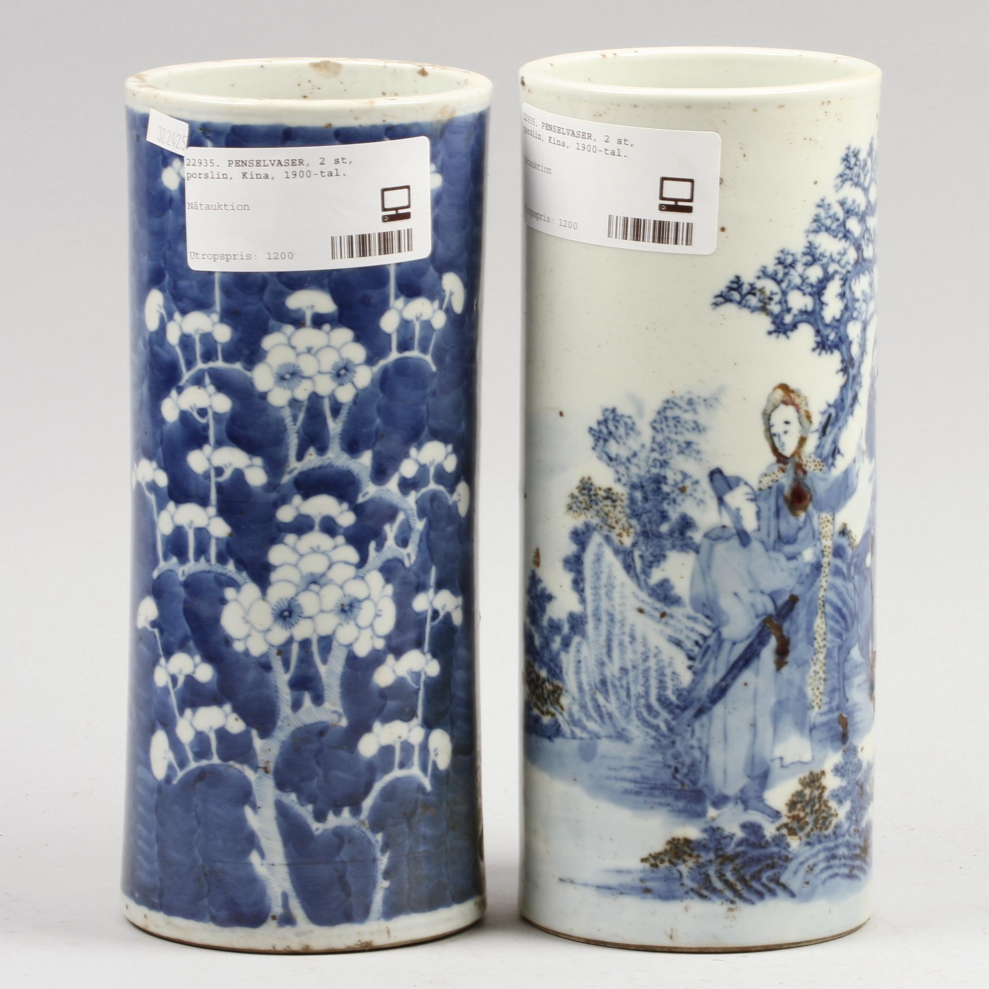 PENSELVASER, 2 st, porslin, Kina, 1900-tal.