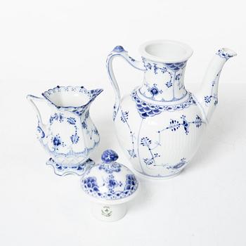 Mat- och kaffeservis, 65 delar, porslin, "Musselmalet", Royal Copenhagen, Danmark.