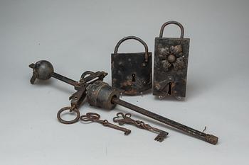 LÅS, 2 st, och BESSMAN, järn.