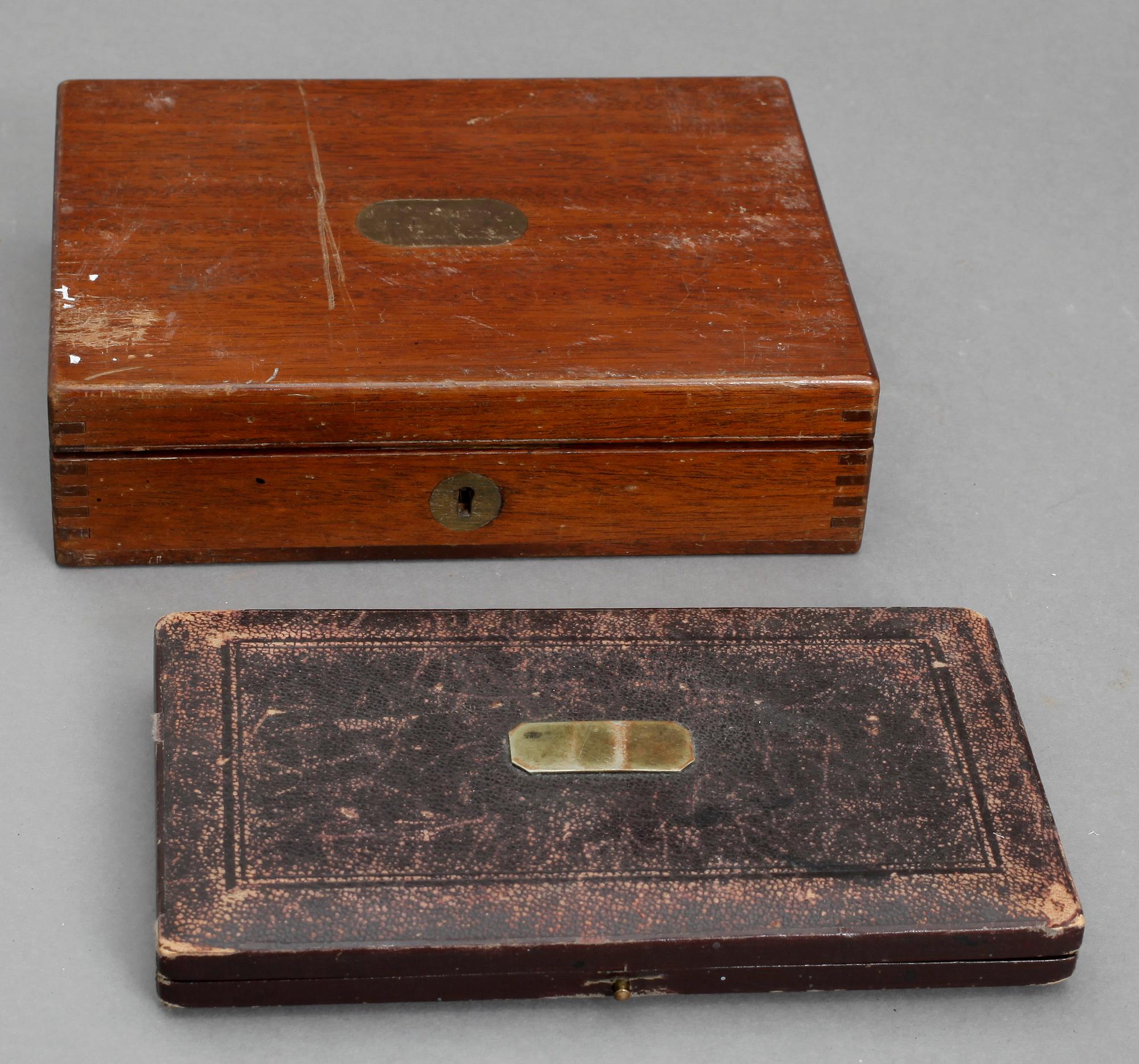 SKRIN, 2 st med geometriska instrument, bl a England, omkring år 1900.