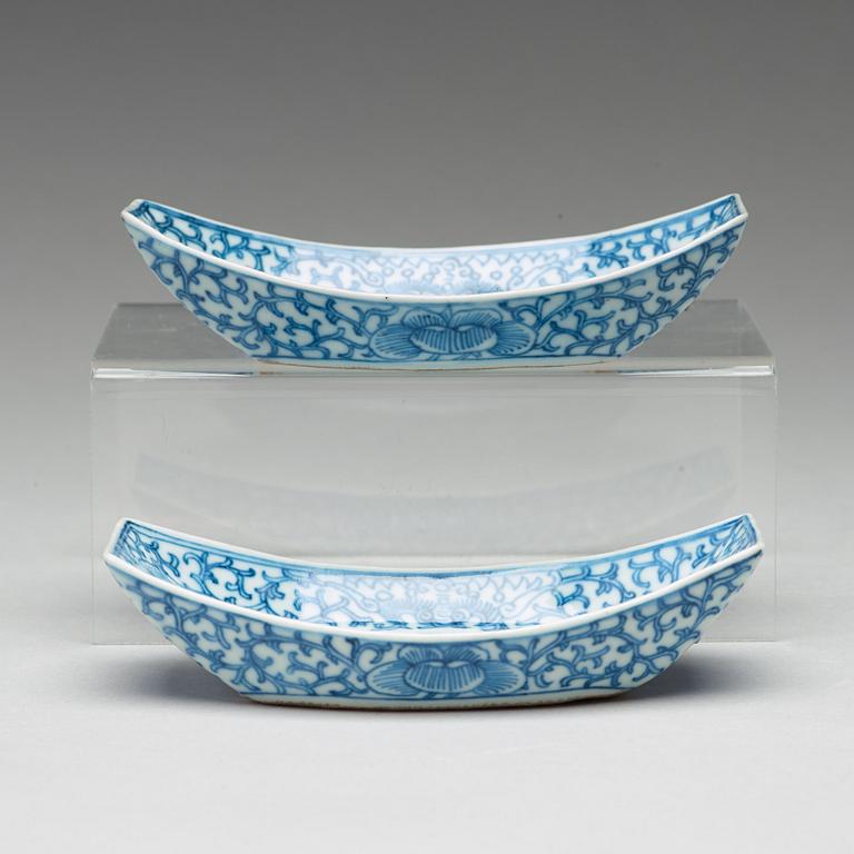 A pair of blue and white teaboats, Qing dynasty, 19th Century.