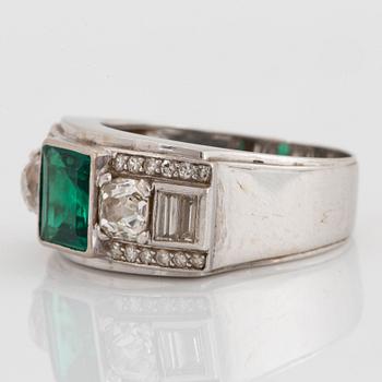 WA Bolin ring 18K vitguld med en fasettslipad smaragd samt gammal-, åttkant- och baguetteslipade diamanter.