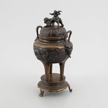 A Japanese bronze tripod censer, 19th century.