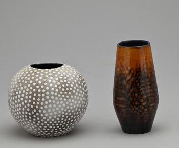 VASER, 2 st, keramik, bla "Västkust", Ingrid Atterberg, Upsala-Ekeby, formgiven runt 1950.
