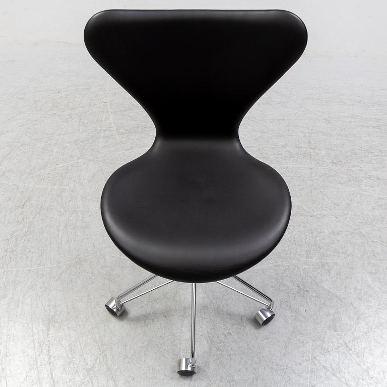 ARNE JACOBSEN, kontorsstol, "Sjuan", Fritz Hansen, 2018.