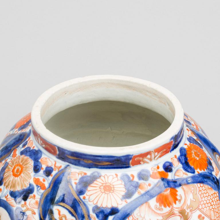 A JAPANESE PORCELAIN JAR WITH COVER. EARLY 20TH CENTURY.