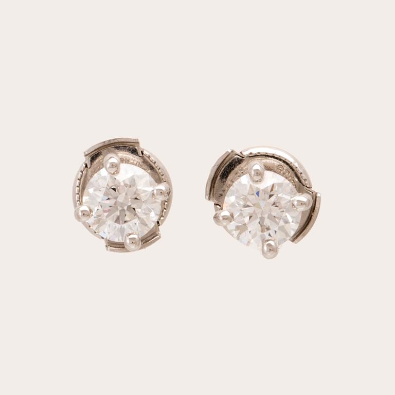 Tiffany & Co, örhängen ett par 950 platina samt runda briljantslipade diamanter.