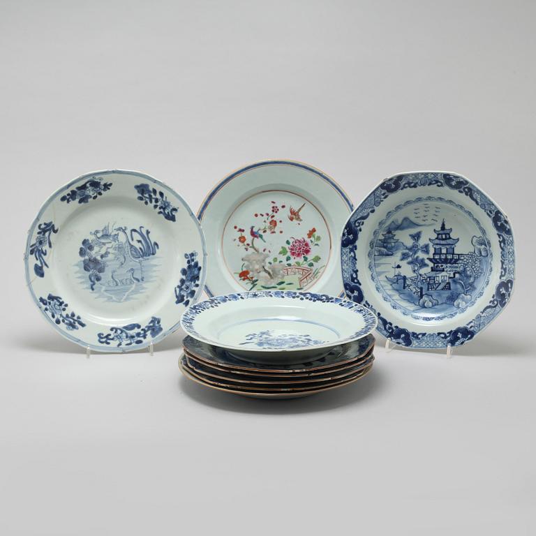 Seven Chinese dinner plates and two soup plates from the 18th century.